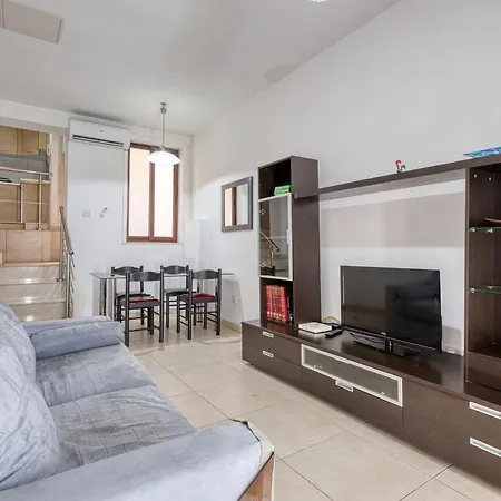 Apartment With Private Street Entrance