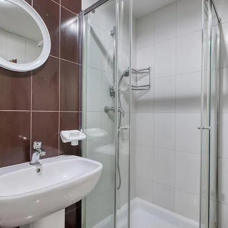 With Private Street Entrance Apartment *